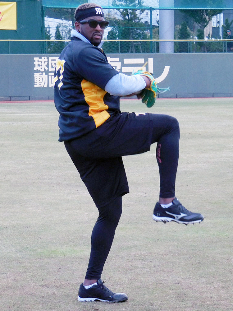 鳴尾浜球場で自主練習にのぞむガルシア（阪神タイガース提供）