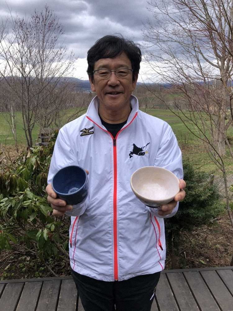 59歳の誕生日プレゼントとして報道陣から送られた陶器を手に笑顔を見せる日本ハム・栗山監督（球団提供）