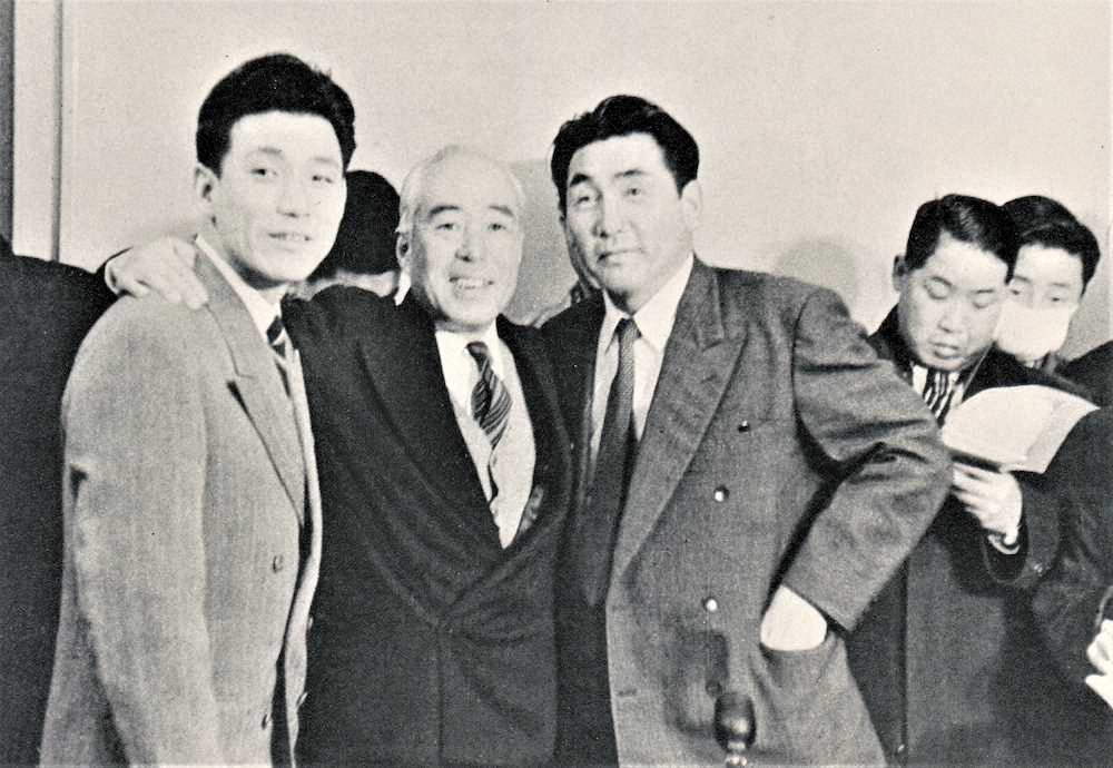 内紛終結で写真撮影に応じる（左から）金田主将、戸沢代表、藤村監督（1956年12月30日、阪神電鉄本社）＝阪神球団発行『タイガース30年史』より＝