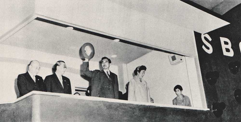 貴賓席から観衆に帽子を取り、応えられる天皇陛下（1959年6月25日、後楽園球場）＝阪神球団発行『タイガース30年史』より＝