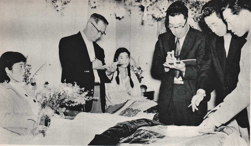 1958年、遠征地・広島で原爆患者を見舞った（左から）田中監督、梶岡コーチ、白坂主将、田宮＝阪神球団発行『タイガース30年史』より＝