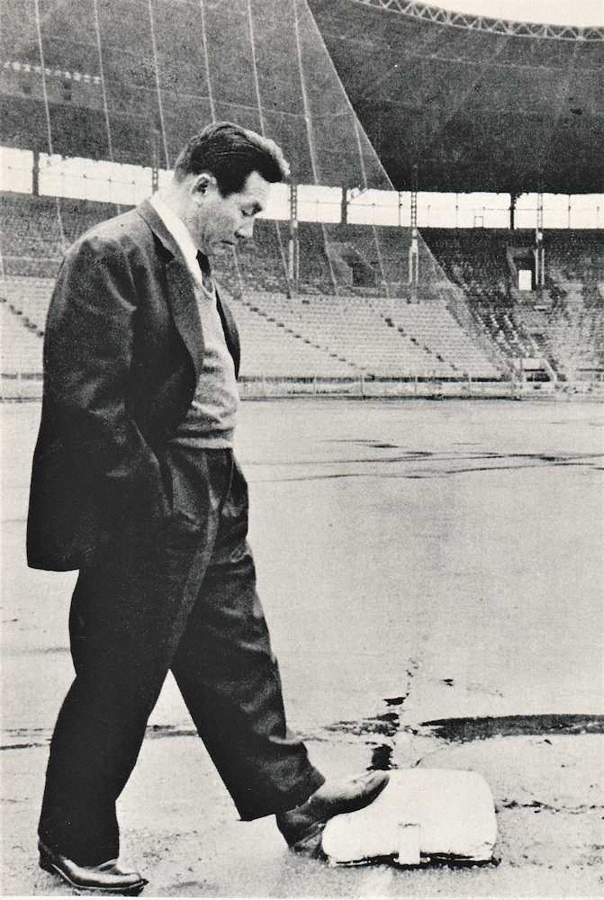 引退試合が雨天順延となり、背広姿でグラウンドに出た藤村富美男（1959年3月1日、甲子園球場）＝阪神球団発行『タイガース30年史』より＝