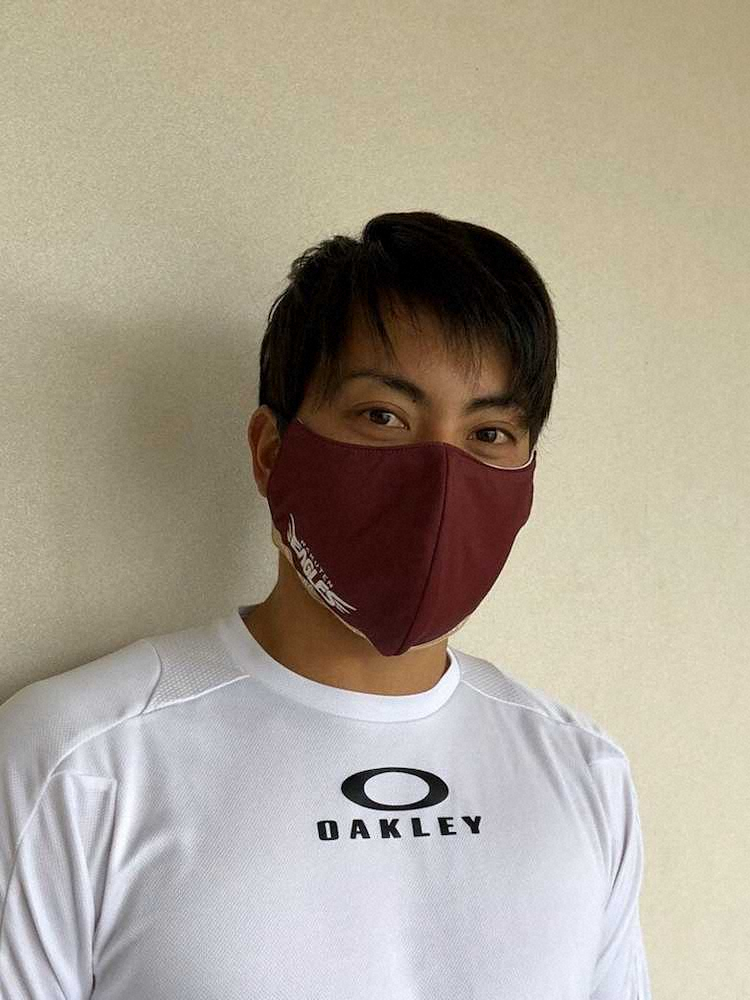 新たに発売されるマスクカバーをつける楽天・小郷（球団提供）