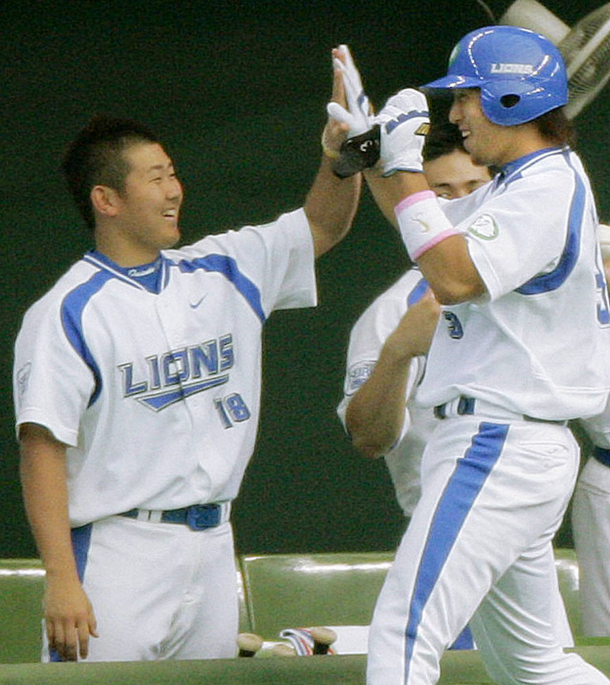 2006年10月7日、ソフトバンクとのプレーオフ第1ステージ第1戦の7回、和田の適時打で二塁から生還した中島（右）を笑顔で迎える西武・松坂