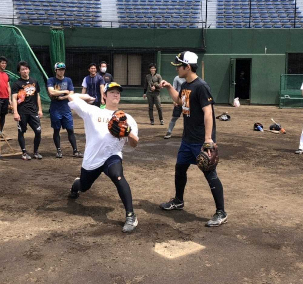 二塁への送球練習を行う巨人・岸田