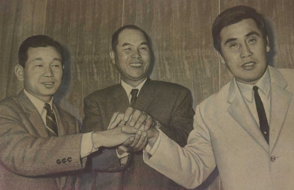1968年11月26日、球団事務所での約5時間の話し合いの後、コーチ兼任を受諾した吉田義男（左）、村山実（右）と握手を交わす後藤次男監督