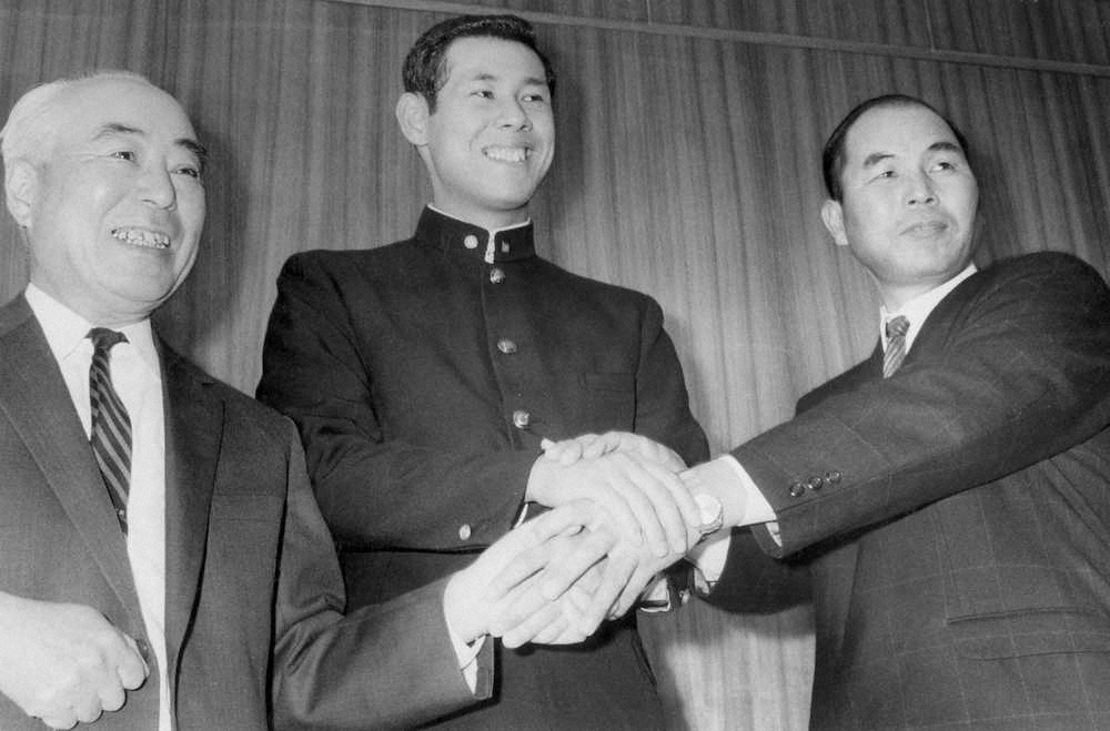 68年12月17日、入団発表で田淵幸一（中央）と握手を交わす後藤監督（左は戸沢球団代表）