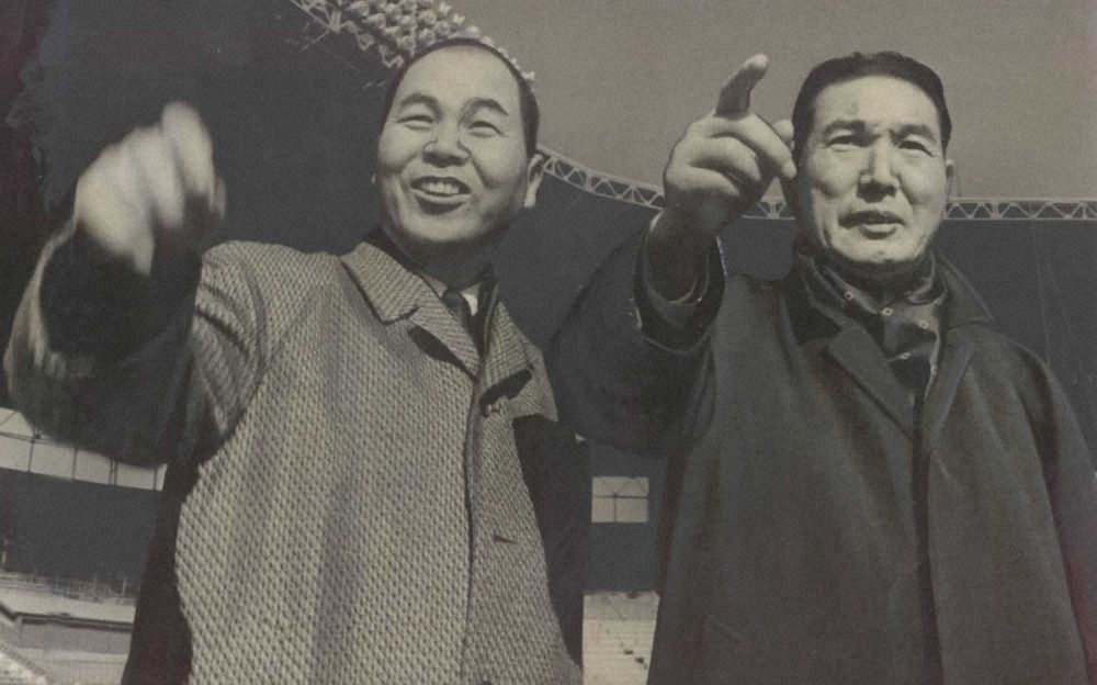 69年1月15日、阪神の合同トレーニングを見守る本紙評論家・鶴岡一人氏（右）と後藤監督