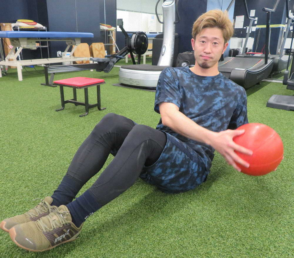 自宅でできる腹筋トレーニングを披露する西武 外崎 スポニチ Sponichi Annex 野球