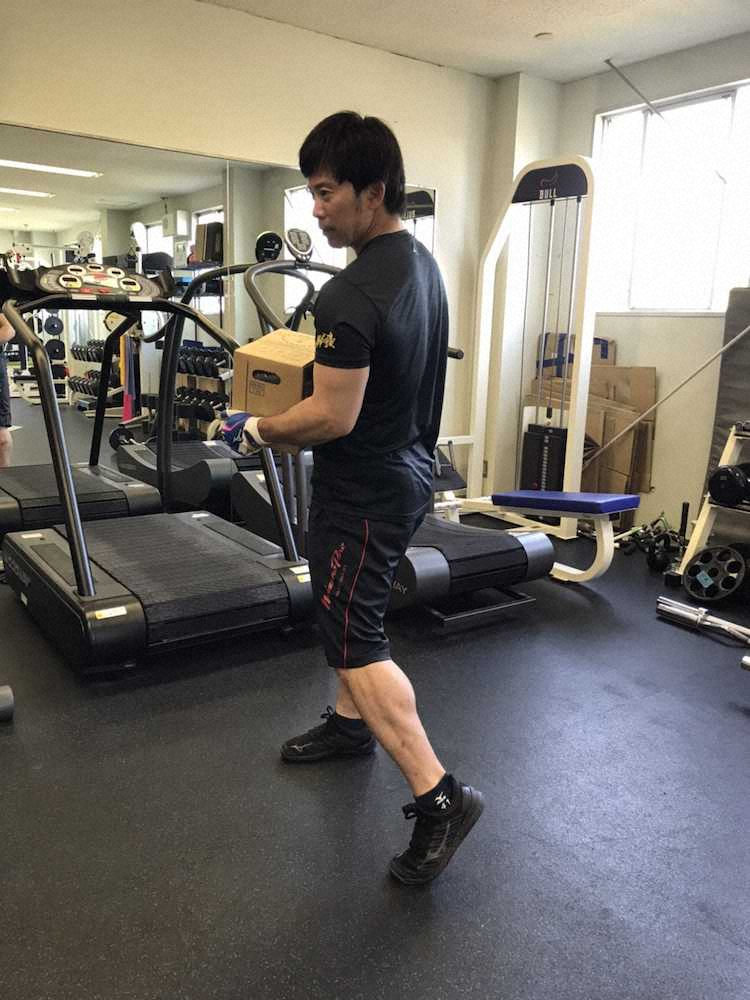 【画像・写真】ヤクルト・雄平　打撃はお尻が凄く大事　重り持ってスクワット