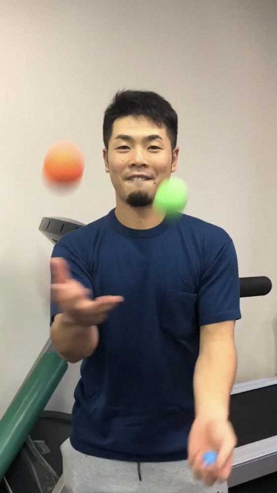 ジャグリングを実践する日本ハム・近藤