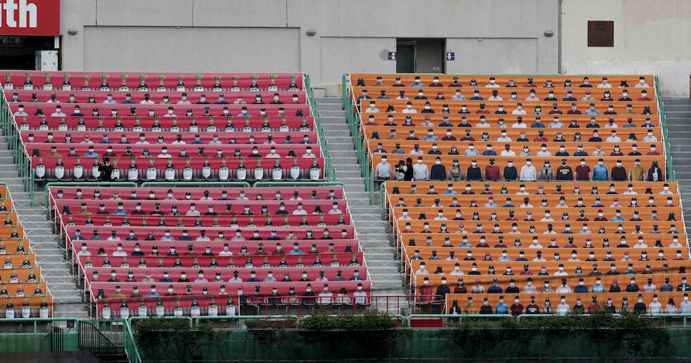 ファンの写真で埋まった韓国・仁川の「SKハッピードリームパーク」の外野席（AP）