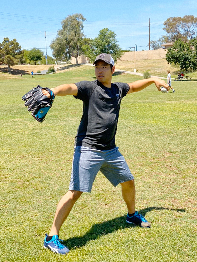 練習拠点に置くアリゾナでキャッチボールを行う菊池（本人提供）