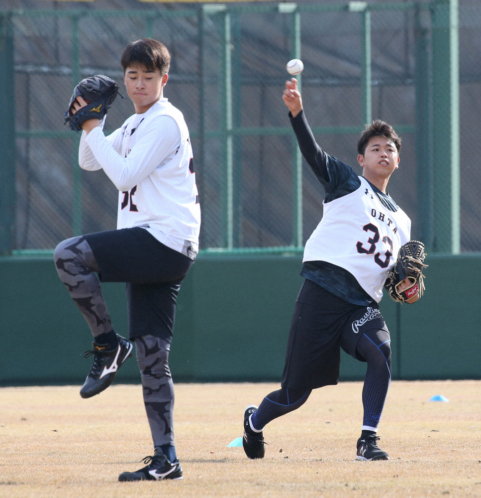 堀田（左）は右肘手術、太田はコンディション不良で出遅れ。26年連続新人1軍出場へ巻き返せるか