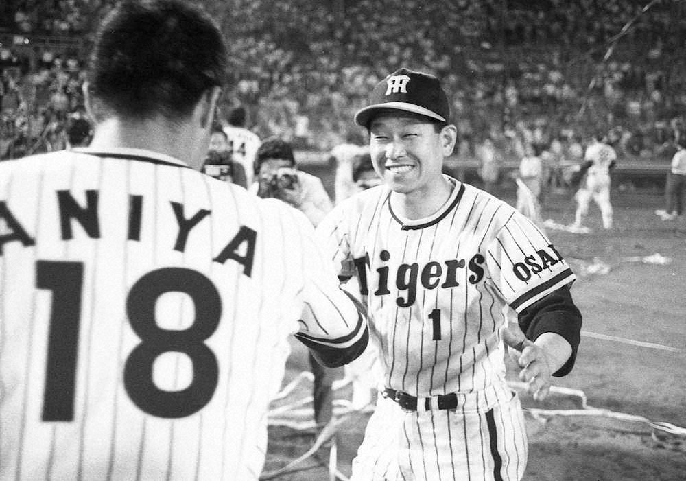 1975年6月1日、大洋とのダブルヘッダー2試合目、吉田監督は大洋に連勝し、好リリーフの安仁屋（左）を出迎える。背番号1は阪神歴代監督の中で最も若い番号だった。