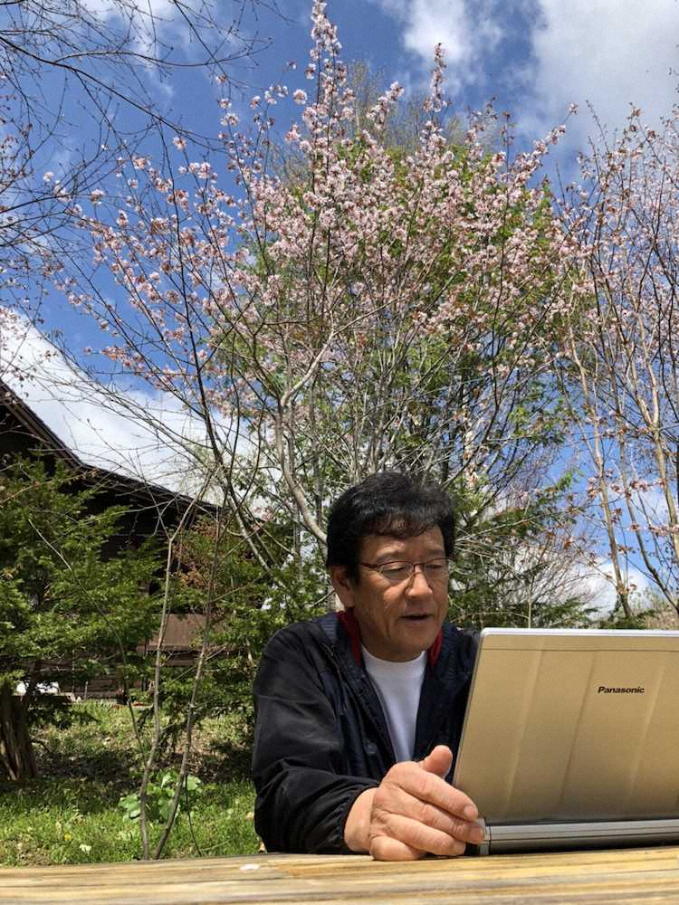 生活拠点を置く栗の樹ファームでオンライン取材に応じる日本ハム・栗山監督