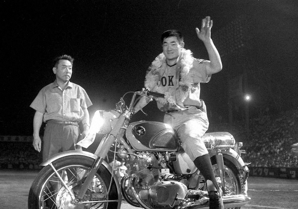 1962年のオールスター第2戦でMVPに輝き、賞品のオートバイに乗って手を振る張本