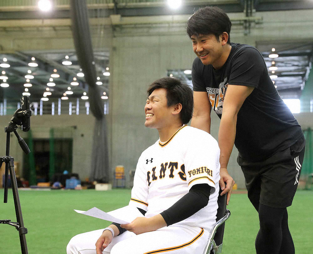 【画像・写真】巨人の球団公式インスタライブに登場した田口（左）と飛び入りで参加した菅野