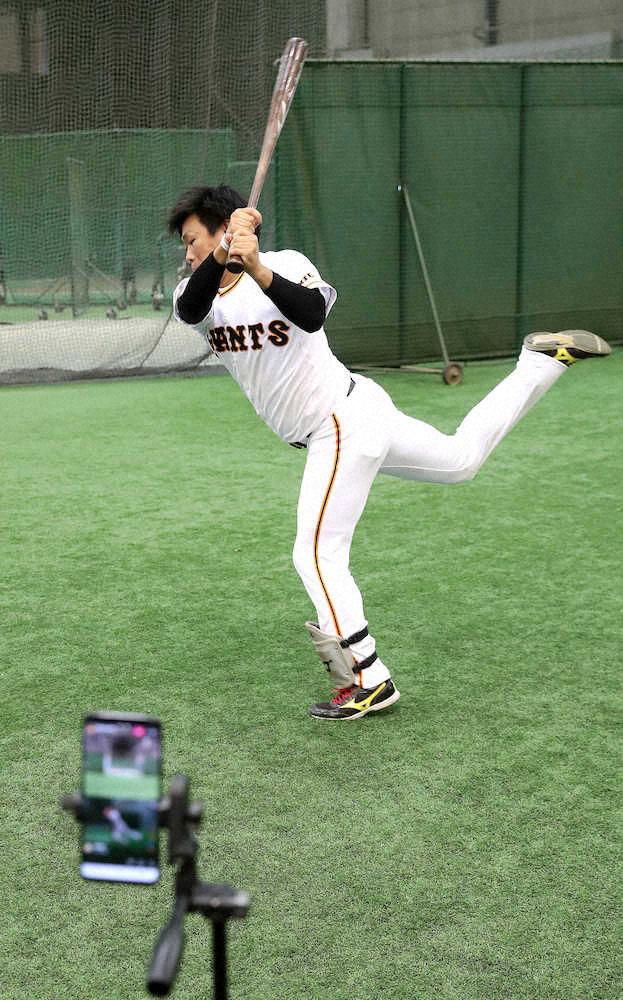 【画像・写真】巨人の球団公式インスタライブで山本のモノマネを披露する田口