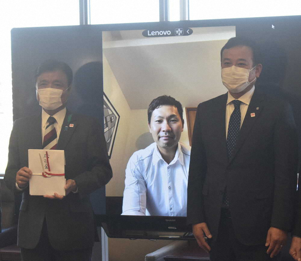 目録を手にした小川洋県知事（左）とオンラインで写真撮影に応じるソフトバンク中村晃選手会長