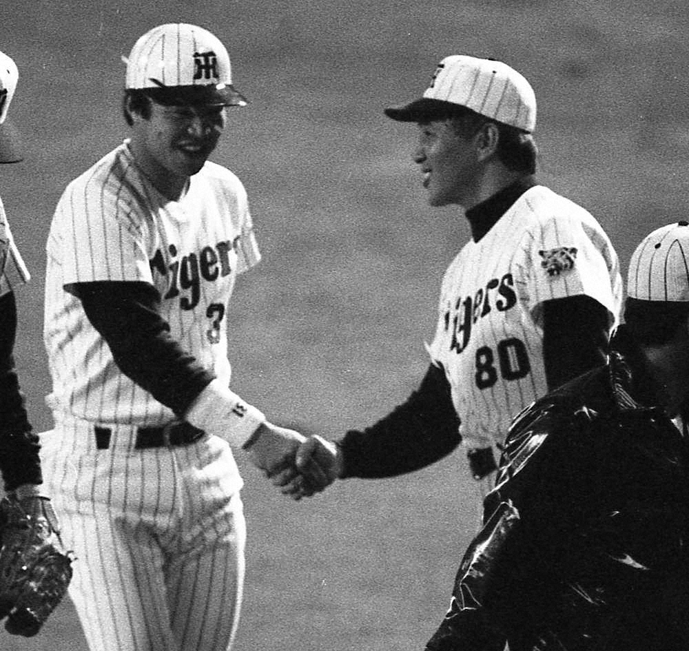 82年6月3日、巨人戦で江川から同点ソロを放った掛布（左）を笑顔で迎える安藤監督。この年、掛布は本塁打と打点の2冠に輝いた