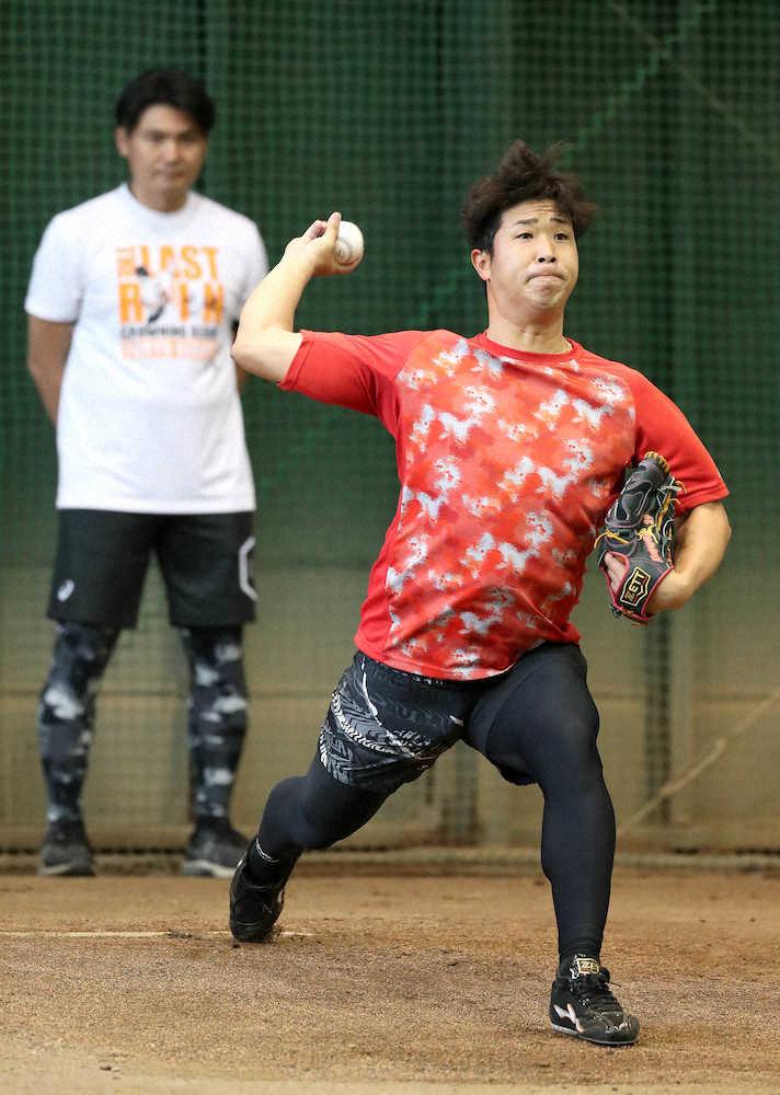 【画像・写真】巨人・鍬原　ブルペンで55球　杉内コーチからスライダー指導「しっかり習得できるように」