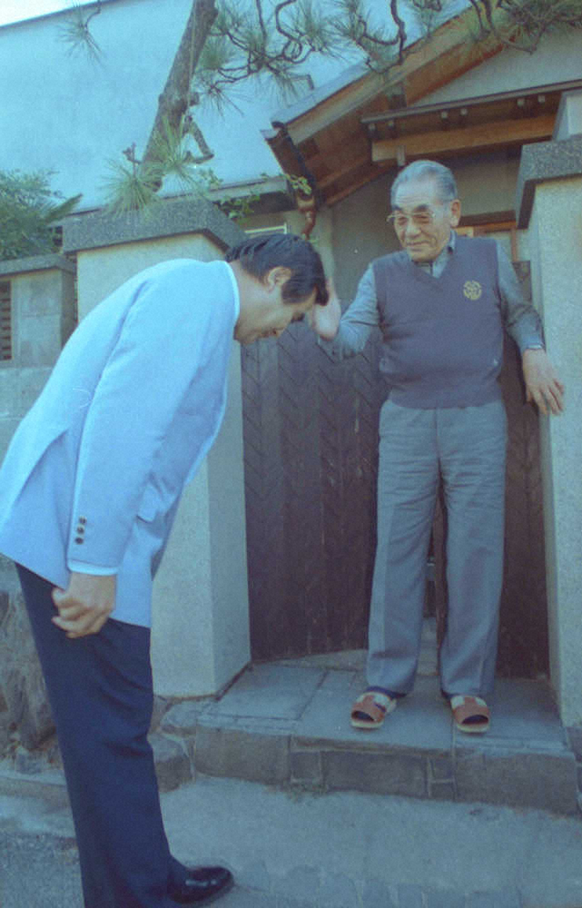 1987年10月17日、藤村富美男氏（右）の自宅を訪れ来季の健闘を誓うあいさつをする村山新監督