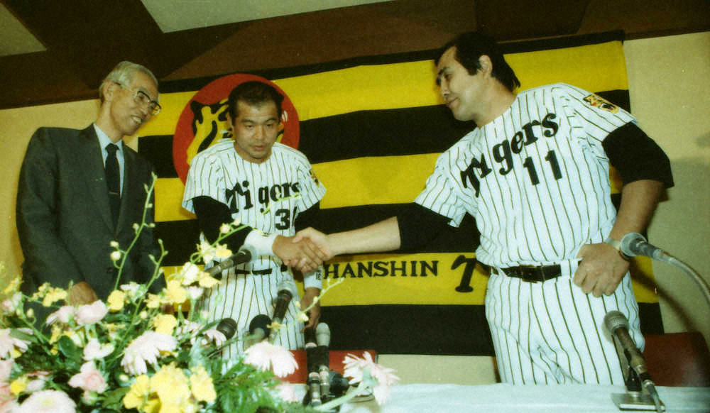 1988年10月10日、引退の掛布（中央）をねぎらう村山監督。（左は見掛社長）