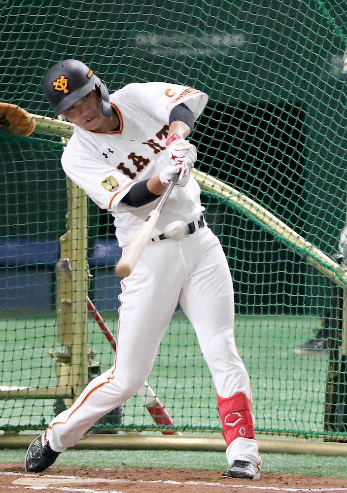【画像・写真】東京ドームでユニホームを着て打撃練習を行う巨人・坂本
