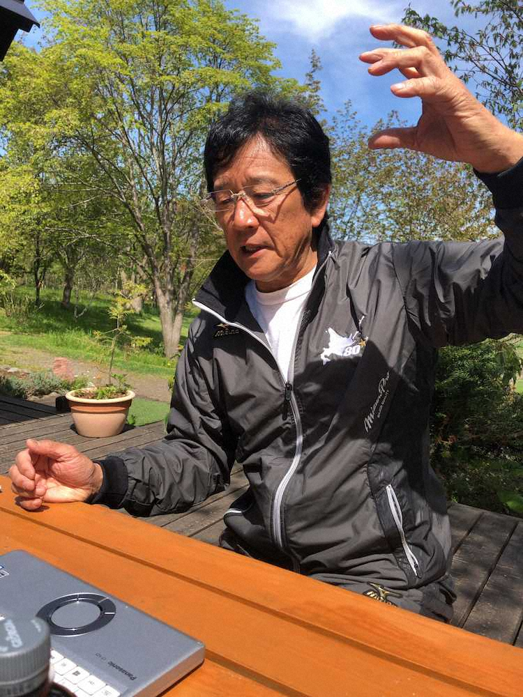 生活拠点を置く栗の樹ファームでオンライン取材に応じる日本ハム・栗山監督（球団提供）