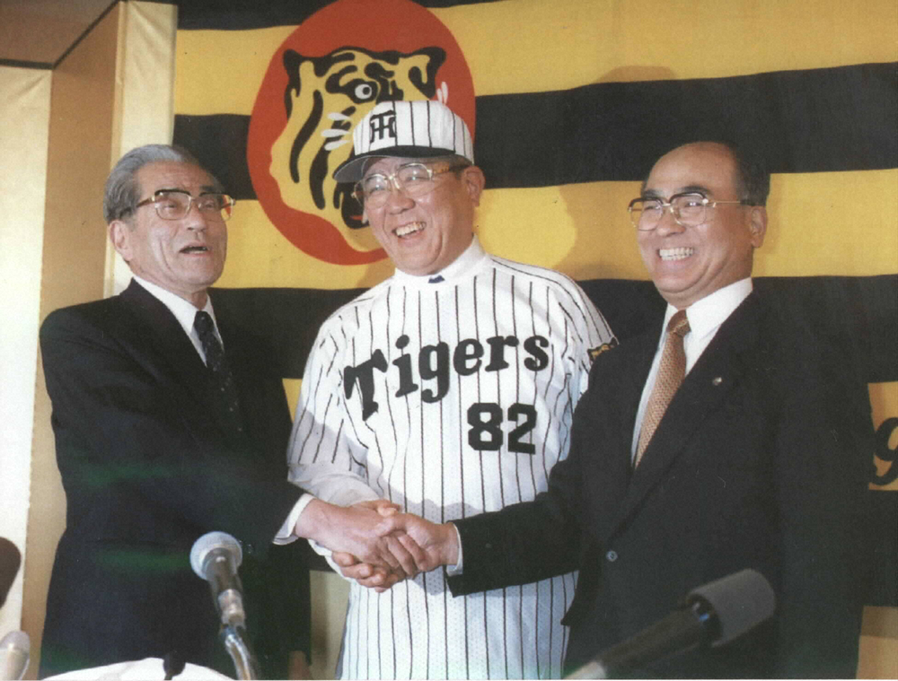 98年10月28日、就任発表を終え笑顔で握手する（左から）久万オーナー、野村監督、高田球団社長