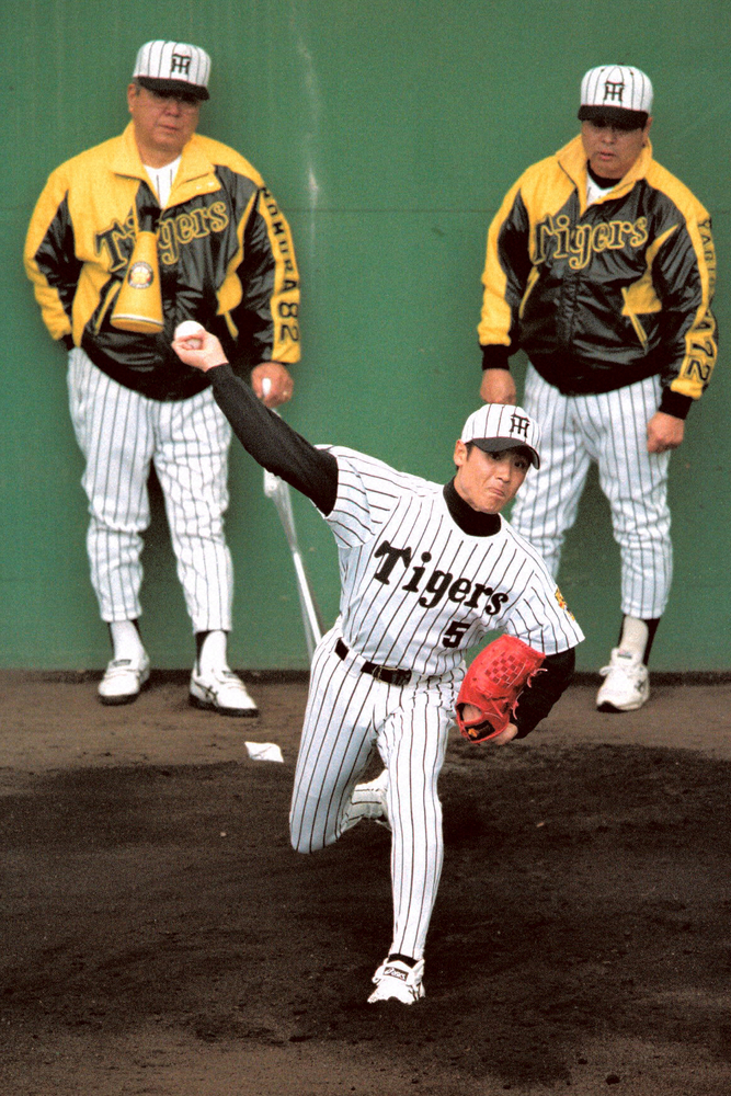 99年2月、安芸キャンプで新庄のブルペン投球を見守る野村監督（後方左）八木沢コーチ