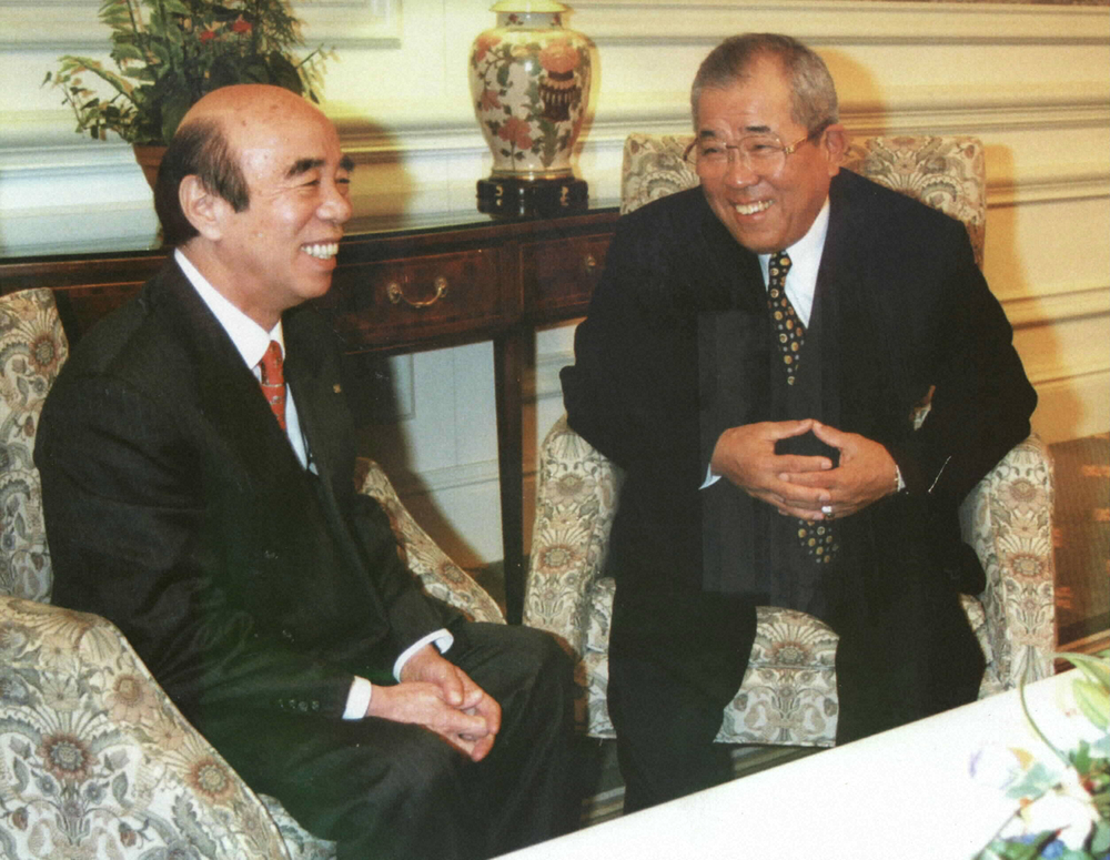 98年1月25日、横山ノック大阪府知事（左）と対談する野村監督