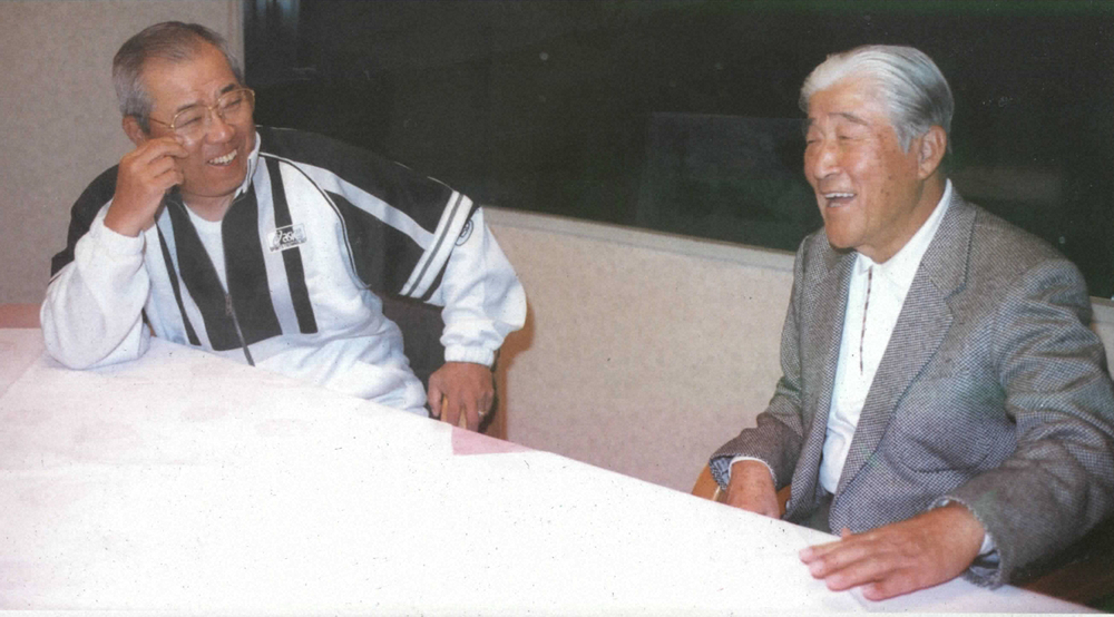 98年11月、阪神の再建にかける野村監督（左）に大きな期待を寄せるスポニチ本紙評論家・西本幸雄氏