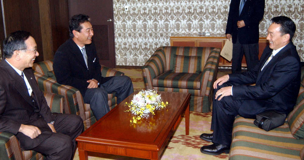 02年11月、広島・金本（右）をFA交渉で口説き落とした