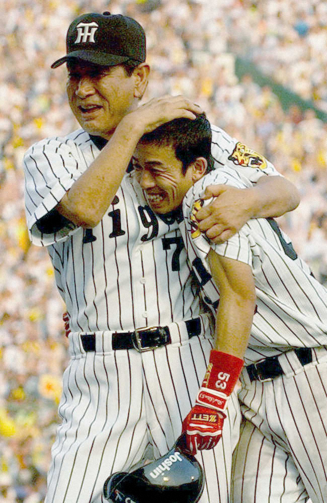 03年9月15日、サヨナラ打を放った赤星を抱きしめた