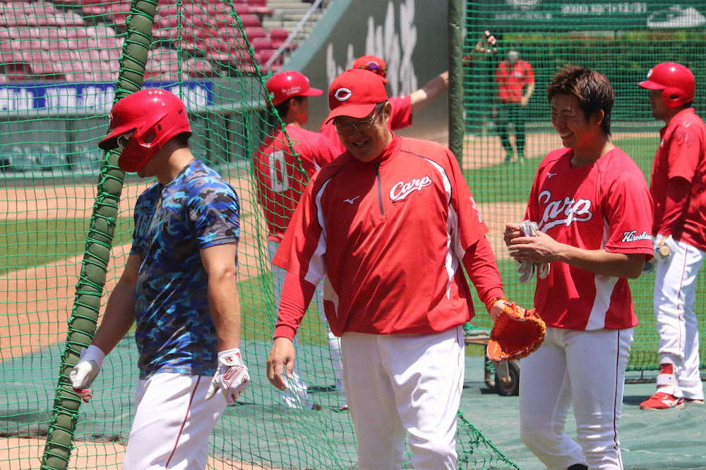 【画像・写真】打撃投手を終えて鈴木誠（左）、野間（右）と談笑する佐々岡監督