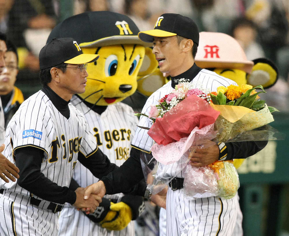 10年9月30日、引退する矢野と握手を交わす阪神・真弓監督