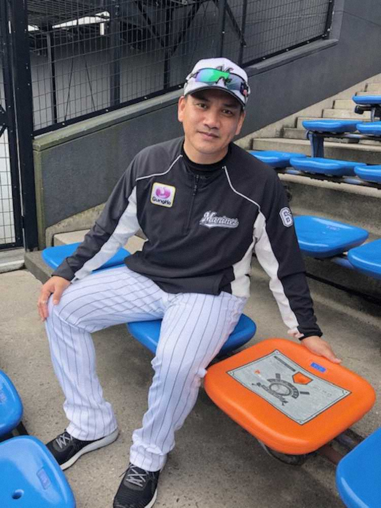 引退試合で放った本塁打着地点を確かめるロッテ・井口監督