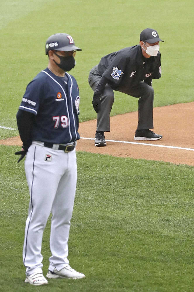 韓国プロ野球では審判に口を覆うマスクや手袋の着用を義務化（聯合＝共同）