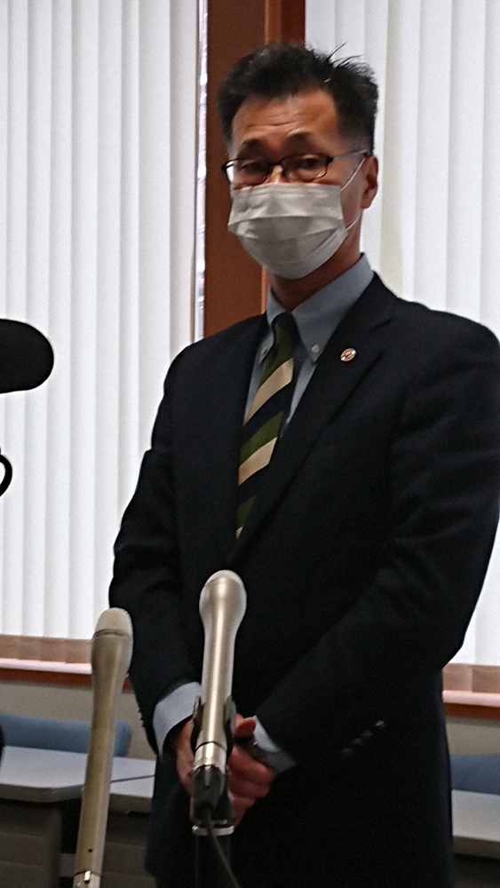 千葉県高野連臨時理事会で独自大会開催を決め、会見する渡辺範夫会長