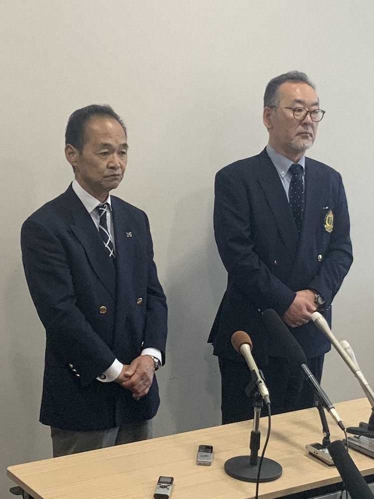 会見する茨城県高野連の榎戸努専務理事（左）と塚本敏雄会長（右）