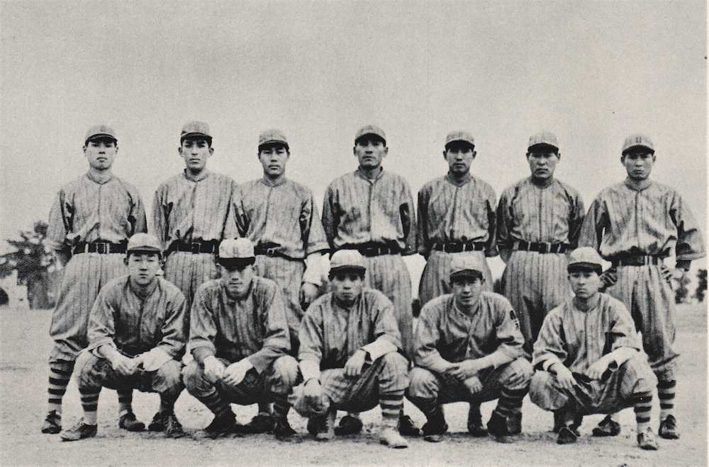 戦後1946年のメンバー。12人がうつっている。後列中央が監督兼任の藤村富美男＝阪神球団発行『タイガース30年史』より＝