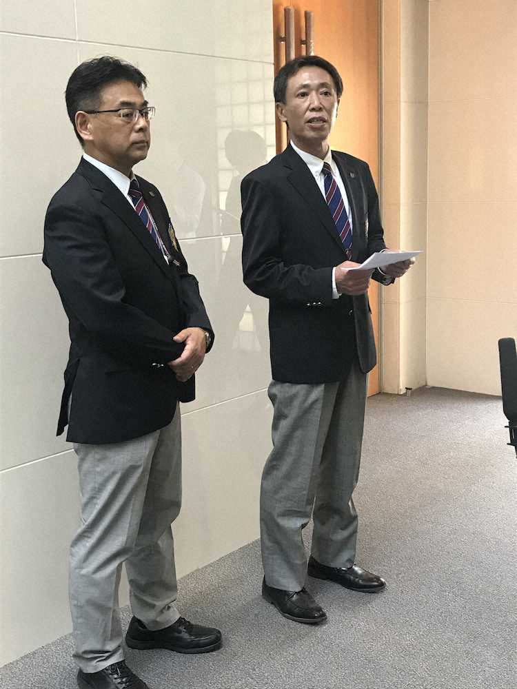会見する埼玉県高野連の神谷進専務理事（左）と坂上節会長