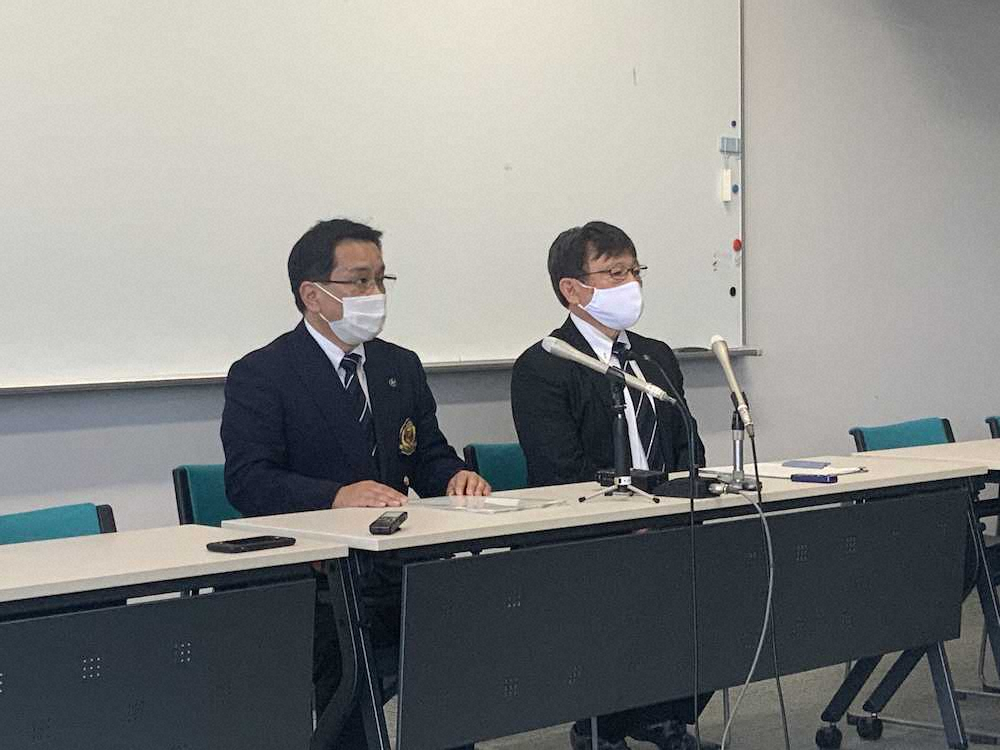 会見する栃木県高野連の菅野光広会長（左）と藤田光明理事長