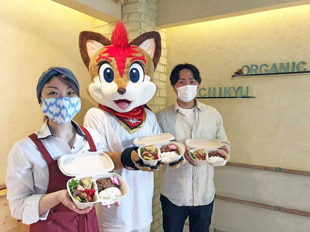 医療従事者に無償でオーガニック弁当を提供している札幌市の「Organic　Kitchen　Chikyu」のスタッフと球団マスコット・フレップ（中央）