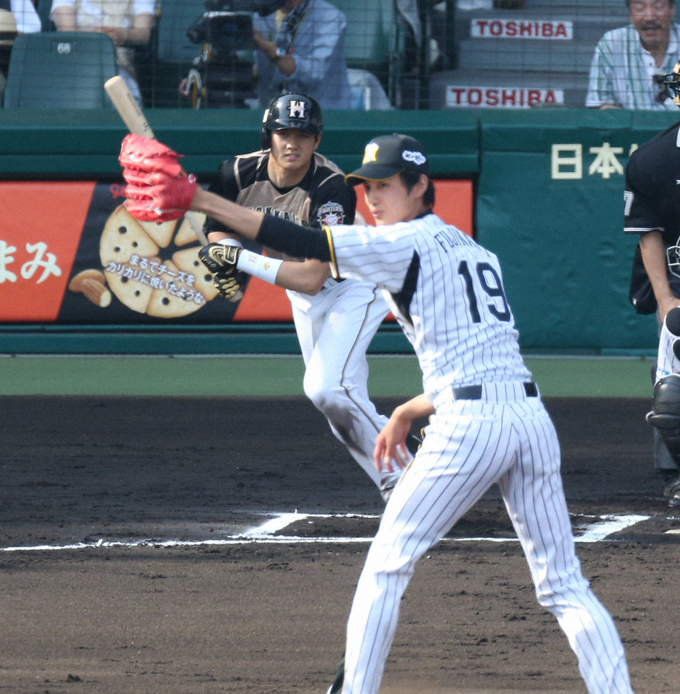 阪神先発の藤浪晋太郎投手（手前）から右中間二塁打を放つ日本ハムの大谷翔平外野手（投手）