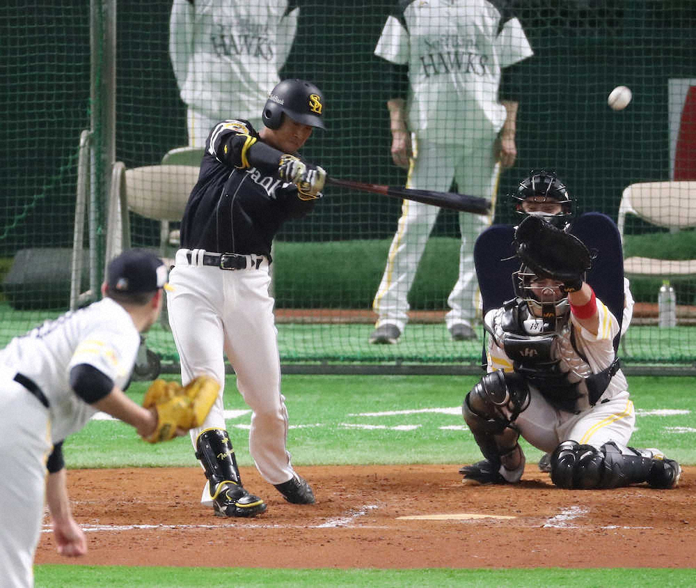 【画像・写真】“燃えよ！ドラ5”ソフトB・柳町　逆転3ランで開幕スタメン名乗り　ブルース・リー似で注目の安打製造機