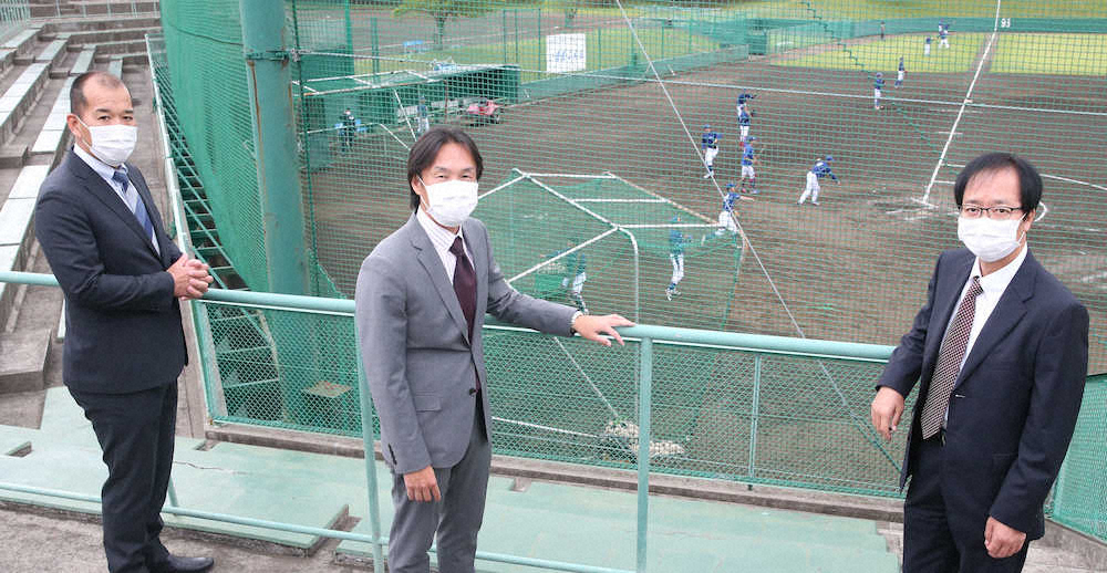 【画像・写真】榑松伸介スカウト部次長（中央）は初仕事として、織田淳哉スカウト（左）、内田強スカウト（右）と共にJFE東日本野球部を視察（撮影・西川祐介）