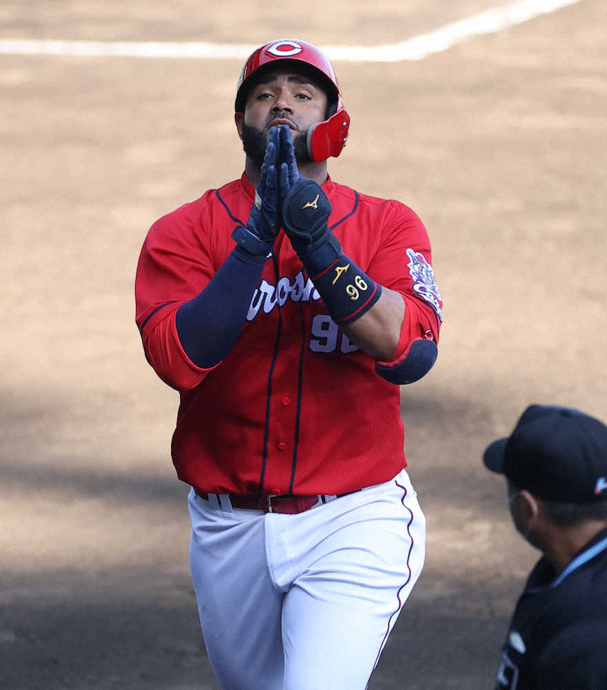 【画像・写真】広島・メヒア　超特大140メートル弾！　紅白戦から3戦連発で開幕1軍また前進